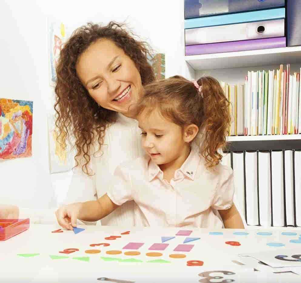 Profesora particular enseñando números y figuras geométricas a una niña en una clase con horario flexible en Carabayllo